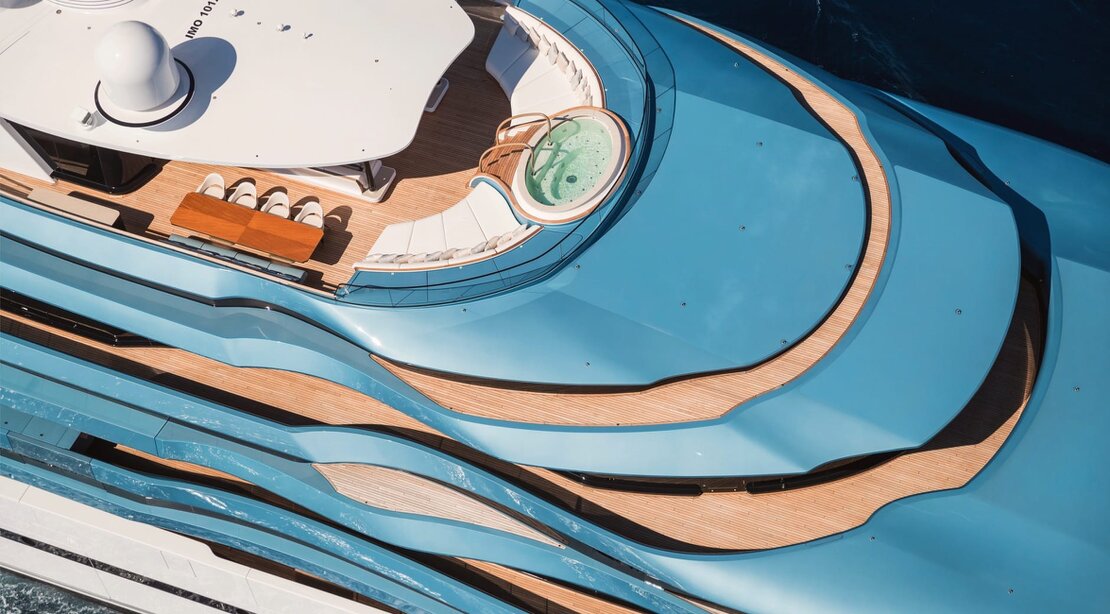 Golfisti sul tee di partenza di un campo da golf