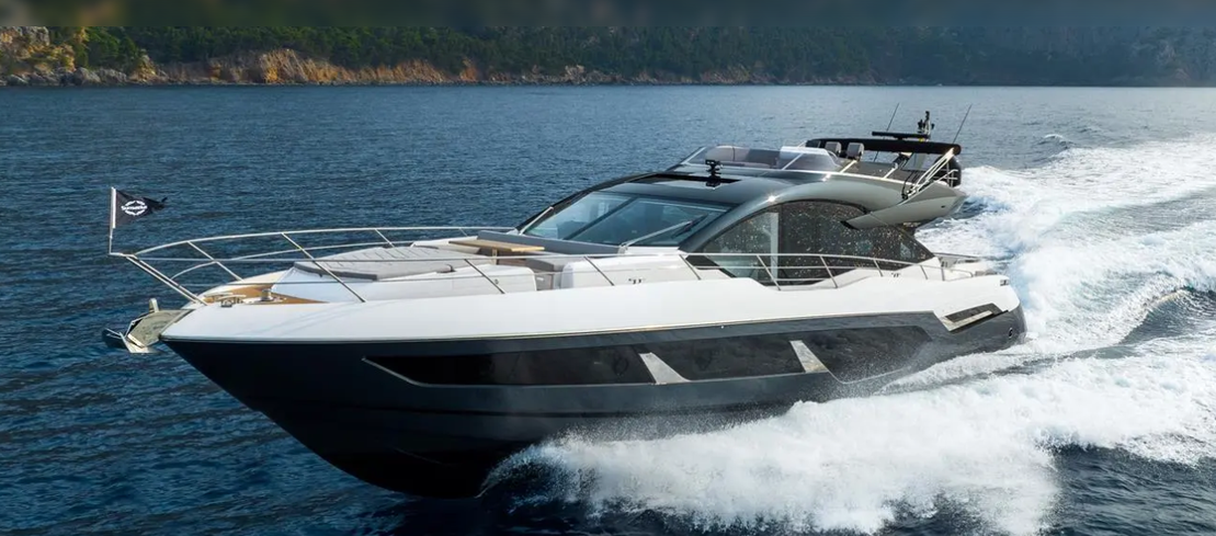 Campo da golf tropicale sul mare